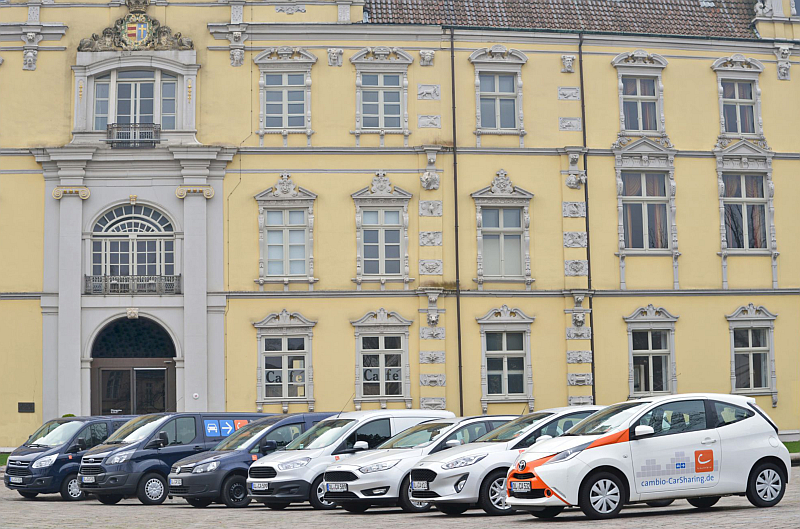 Carsharing in Oldenburg. Die Flotte von cambio vor dem Oldenburger Schloss. Foto: Tobias Fricke - OTM PM