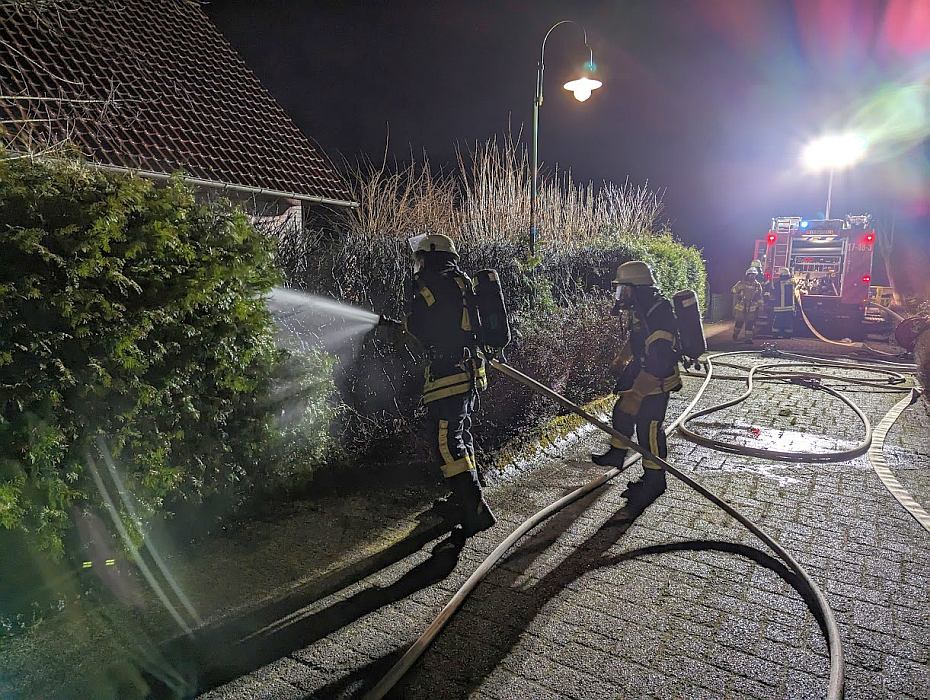 Feuer in der Neujahrsnach am Westerkamp in Wardenburg. Heckenbrand. Die Freiwillige Feuerwehr Wardenburg konnte ein Übergreifen auf ein Wohnhaus verhinder. Foto: Jochen Brunßen