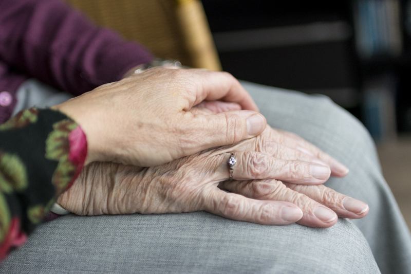 Einsamkeit bei Senioren verhindern. Foto: Sabine von Erp Pixabay