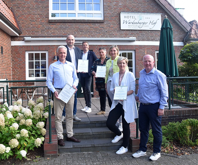 Als Partner der Gemeinde Wardenburg wurden 5 Betriebe von Bürgermeister Christoph Reents am 2. September 2021 im Wardenburger Hof ausgezeichnet. Foto: Waldemar Grundmann