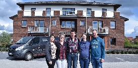 Familie Kowalski aus Wardenburg im Landkreis Oldenburg präsentiert das 1. Boardinghouse im schönen Ammerland. In Friedrichsfehn an der Spiekerooger Strasse 4 im Gebiet hinter Friedolin`s Spielscheune wurde das Gästehaus mit 13 Wohnungen Ende April 2017 eingeweiht und die Vermietung läuft ... Infos unter http://www.boardinghouse-kowalski.de 05 Boardinghouse Kowalski Familienbild Teaser