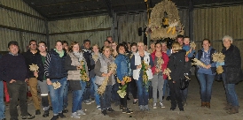 Die Sandhatter beim Binden der Erntekrone 1013-erntedank