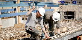 Hämmern, bohren, fräsen – Bauberufe bergen viele Gefahren. Besonders dann, wenn unter Stress gearbeitet wird. Unternehmen dürften den Arbeitsschutz nicht auf die leichte Schulter nehmen, fordert die Bau-Gewerkschaft (Foto: William Diller / IG BAU) 1128-baustelle
