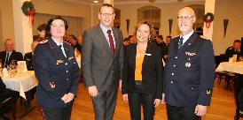 Diane Febert (links) lud zur Weihnachtssitzung den Wildeshauser Bürgermeister Jens Kuraschinski (2. von links) Amtsleiterin Sonhild Lindemann sowie den Kreisbrandmeister Andreas Tangemann (rechts) ein. (Foto: Bahrs) 1220-ffw