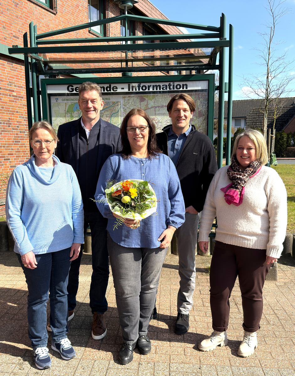 Andrea Klarmann (Bildmitte) wurde von Andrea Biller, Christoph Reents, Hendrik Müller und Melanie Schiele als neue Mitarbeiterin für den Bereich Kultur- und Öffentlichkeitsarbeit in der Gemeindeverwaltung Wardenburg am 1. April 2026 begrüßt. Foto: Gemeinde Wardenburg www.wardenburg.de andrea_klarmann_gemeinde_wardenburg