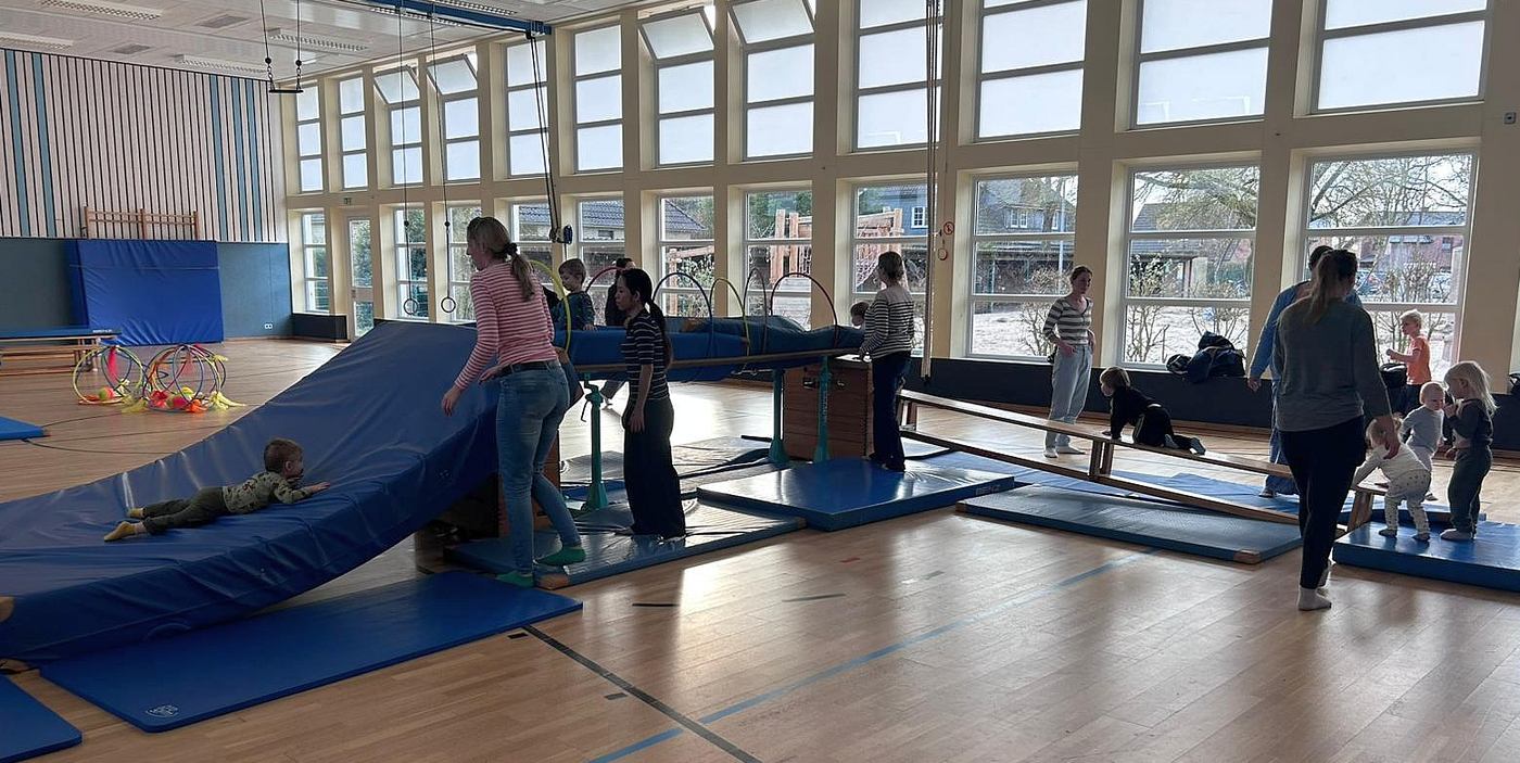 Kinderturnen sonntags in Wardenburg. Bewegung und Spaß für Kinder von 1- 3 Jahren am Sonntag in Wardenburg beim Eltern-Kind-Turnen in der Sporthalle an der Grundschule Wardenburg mit dem WTV. Foto: Petra Mikczinski | Wardenburger TV kinderturnen_wardenburg_sonntag_donnerstag_wtv