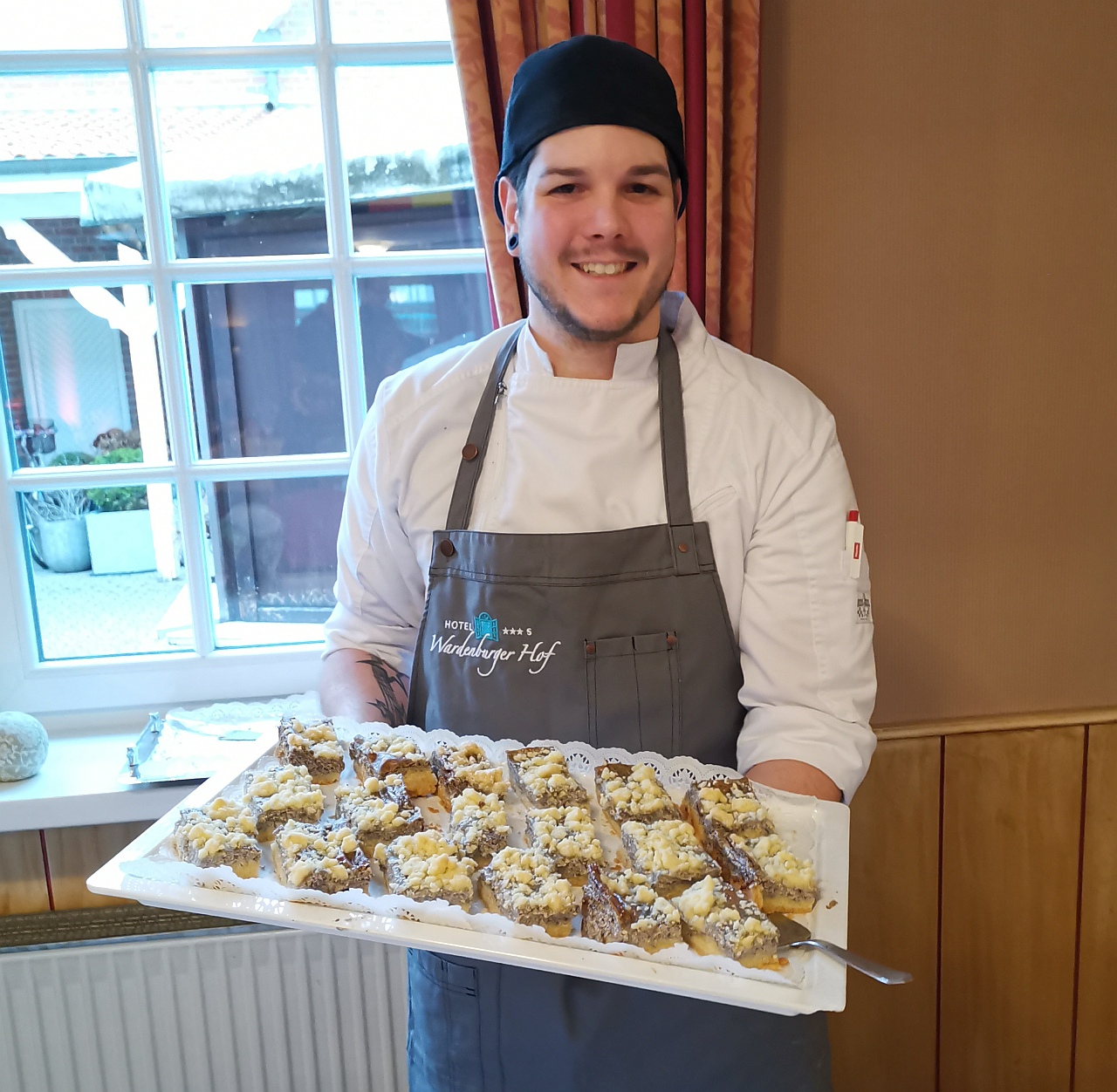 Florian der Kuchenbringer der Wardenburger Tombola Auslosungsshow 2023. Foto: Uta Grundmann-Abonyi www.agentur-grabo.de Vorstand  WFV Wardenburg