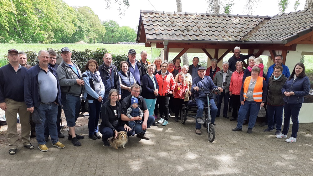 Eine interessante Tour mit dem Fahrrad von Hof zu Hof in Munderloh hatte diese Gruppe - Menschen aus Munderloh. Foto: Bürgerverein Munderloh Meike Schröder