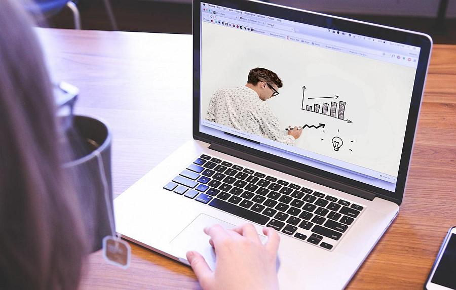 Effektiv online arbeiten und erfolgreich neue Kunden gewinnen z.B. auch mit Webinaren. Foto: Tumisu Pixabay Effektiv online arbeiten und erfolgreich neue Kunden gewinnen z.B. auch mit Webinaren. Foto: Tumisu Pixabay