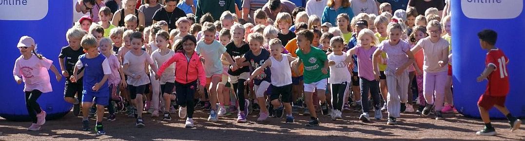 Bambinilauf beim Sommerlauf Wardenburg 2026. Jedes Kind konnte sich über eine Medaille freuen. Foto: Sabrina Karalus Orgateam Sommerlauf Wardenburg bambinilauf-sommerlauf-wardenburg-2026-foto-sabrina-karalus