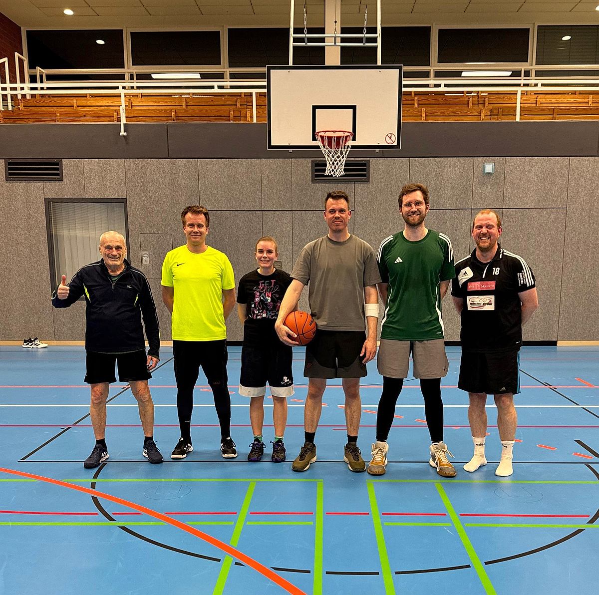 Basketball Sport als Hobby für Erwachsene in Wardenburg. Donnerstag 19 - 20 Uhr in der Sporthalle am Everkamp. Foto: Juian F. www.wtv1898.de basketball_hobbymanschaft_wardenburg_wtv_foto_julian_f_sporthalle_everkamp