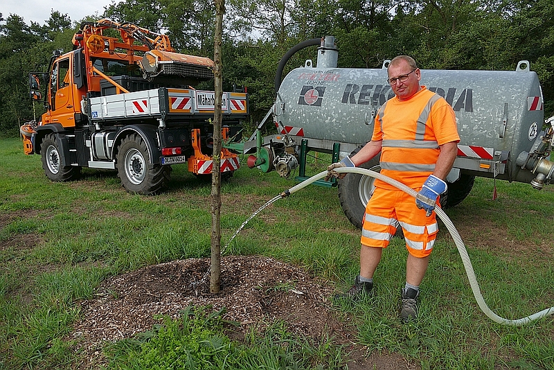 Wilfried Kruse vom Baubetriebshof Wardenburg bewässert neugepflanzte Bäume während der heissen Sommermonate. Foto: Nitz | Gemeinde Wardenburg