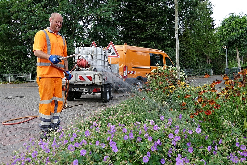 Andreas Schwoll vom Baubetriebshof Wardenburg bewässert neu angelegte Beete während der heissen Sommermonate. Foto: Nitz | Gemeinde Wardenburg