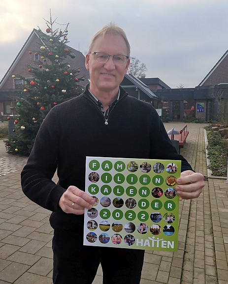 Guido Heinisch, Bürgermeister der Gemeinde Hatten stellt den Hatter Familienkalender 2022 vor. Foto Uta Grundmann-Abonyi SEO Redaktion GrAbo