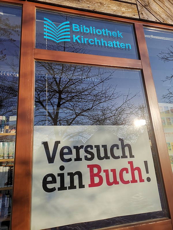 Bibliothek Kirchhatten - Vesuch ein Buch! Foto: Uta Grundmann-Abonyi SEO-Redaktion GrAbo