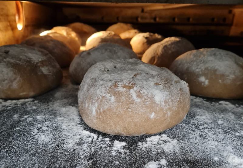Brot aus dem Holzofen gibt es beim Dorfbäcker in Hatten nach selbst hergestelltem Backteig. Infos & Bestellung unter Tel.: 04482 - 308