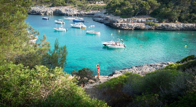 Urlaub pur auf Mallorca und in einsamen Buchten mit dem Boot anlegen. Foto: Pixels Jo Kassis
