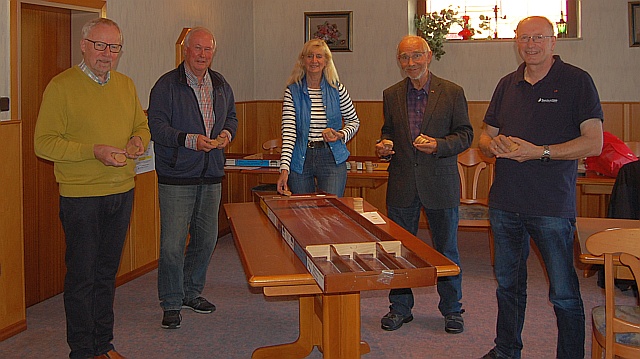 Die Bundesverdienstkreuzträger aus dem Oldenburger Raum spielen für den guten Zweck. V.l. Helmut Hinrichs, Helmut Fokkena, Christel Ziessler, Peter Biel, Horst Köster. Foto: Jakkolo Köster