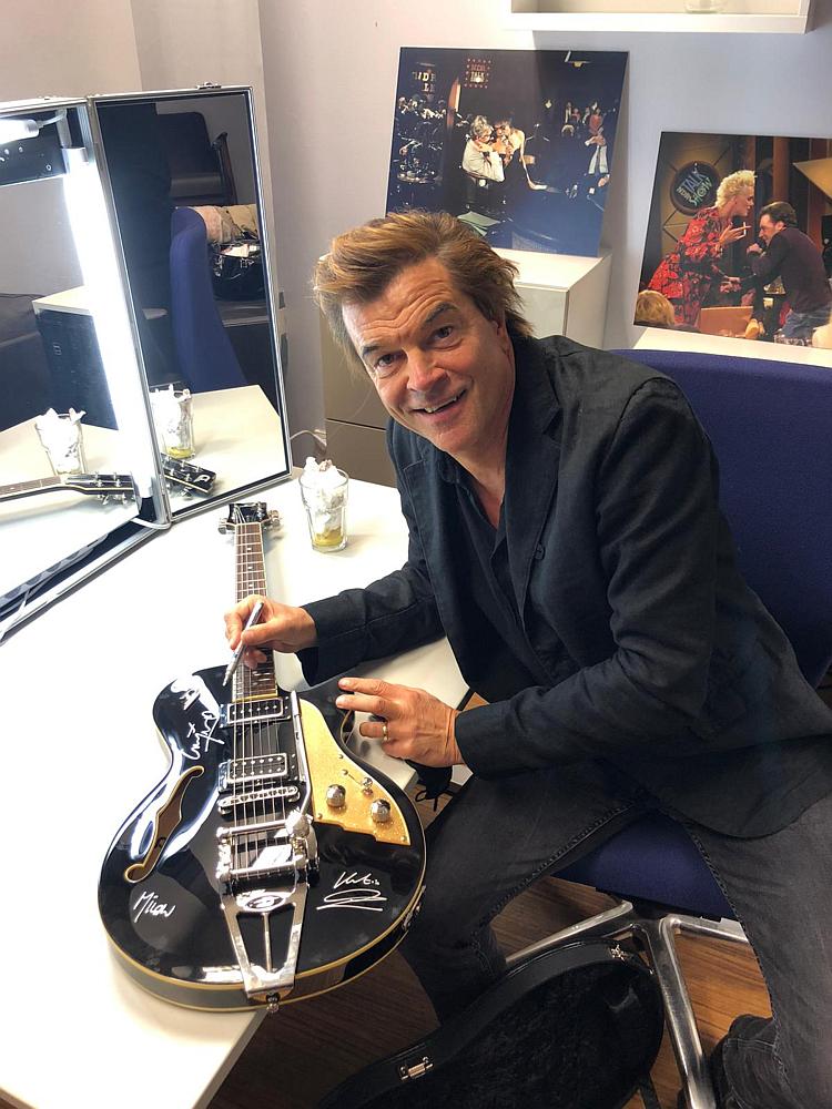 Campino von den Toten Hosen signiert die Duesenberg Gitarre, die zugunsten der Benefizaktion des NDR 