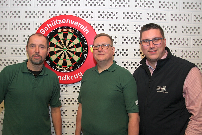 Jens Mählmann, Bernd Carstens und Benjamin Stanke machen sich stark für Darts 501 in Sandkrug. Foto: Verein 01-2020 - Landkreis Kurier