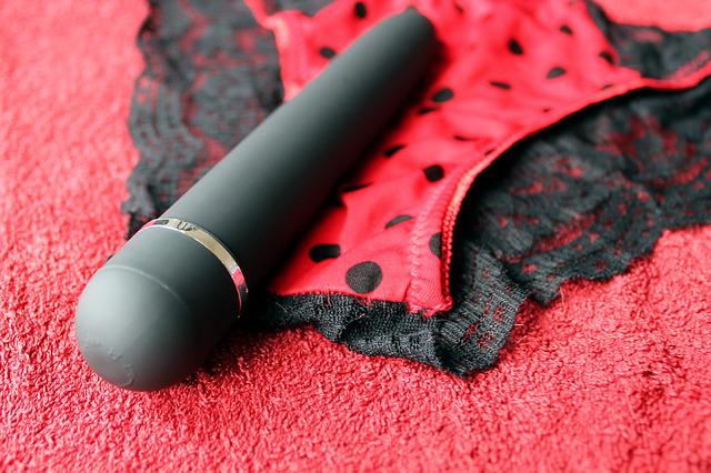 Erotische Spielzeuge und Dildos können das Liebesleben befeuern. Beim Onlineshopping sollte auf Qualität geachtet werden. Foto: Pixabay RJA 1988