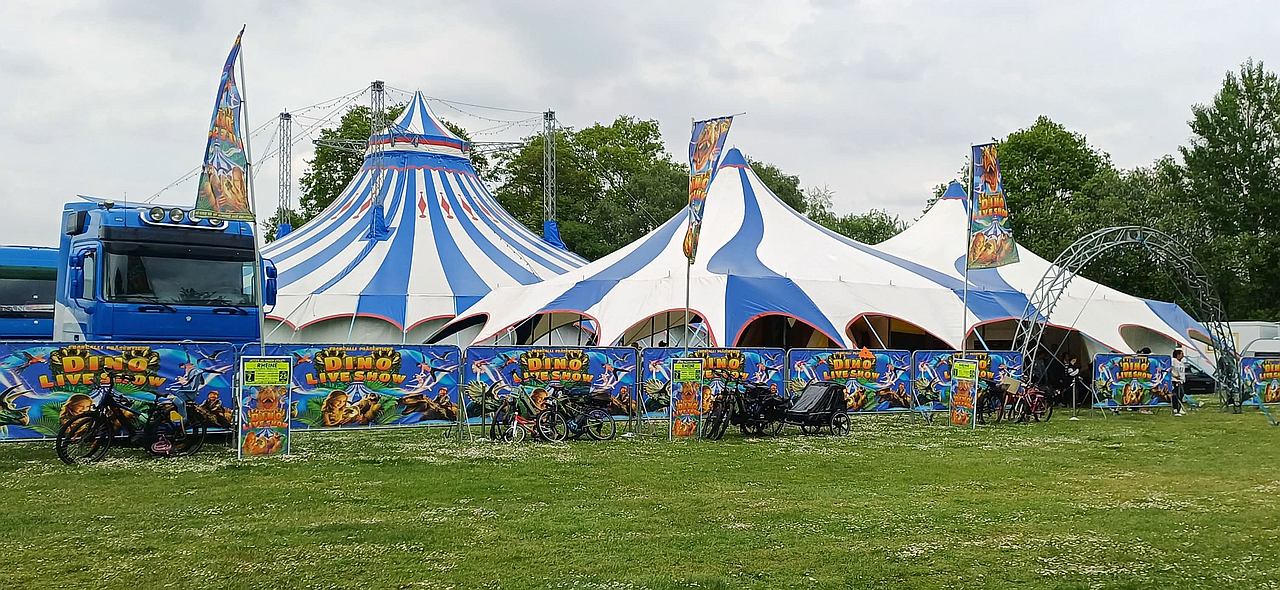 Francalli gastiert bis zum 16. August 2026 am Falkensteinsee im LK Oldenburg Niedersachsen. Foto: Francalli Dino Liveshow Francalli gastiert bis zum 16. August 2026 am Falkensteinsee im LK Oldenburg Niedersachsen. Foto: Francalli Dino Liveshow