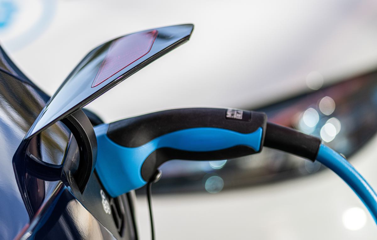 elektroauto_laden_foto_marek_studzinski_danzig_hamburg_pixabay_landkreis-kurier_zeitung