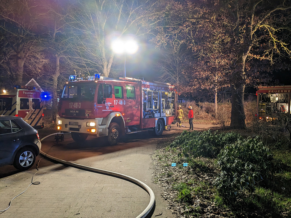 Eindatzfahrzuge Feuer in Wardenburg. Carportbrand Zum Reitplatz. Foto Jochen Brunßen Freiwillige Feuewehr Wardenburg