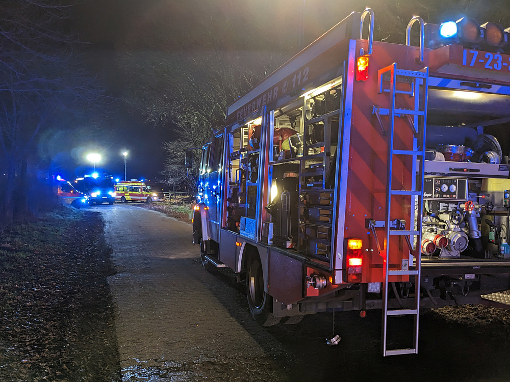 Einsatzfahrzeuge Feuer in Wardenburg. Carportbrand Zum Reitplatz. Foto Jochen Brunßen Freiwillige Feuewehr Wardenburg