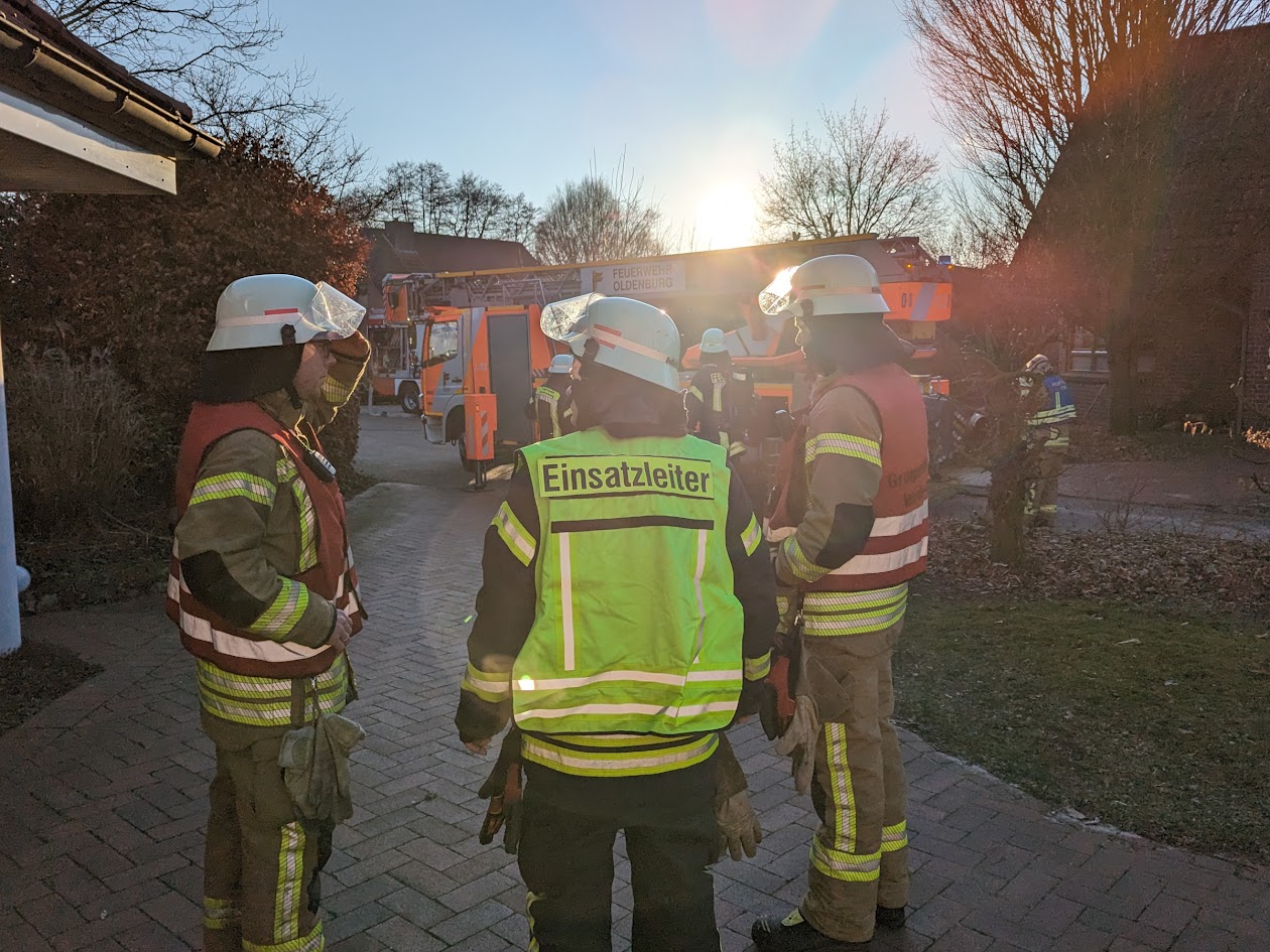 Die Feuerwehr Wardenburg im Einsatz nach Meldung eines Schornsteinbrandes in der Ackerstraße am 7. Januar 2024. Foto: Jochen Brunßen Gemeindepressewart der Feuerwehr Wardenburg