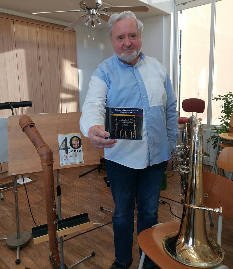 Kammermusiker Elmar Flore empfiehlt die Weihnachts-CD aus Wardenburg als Geschenkidee zum anstehenden Weihnachtsfest. Foto: Uta Grundmann-Abonyi Agentur GrAbo