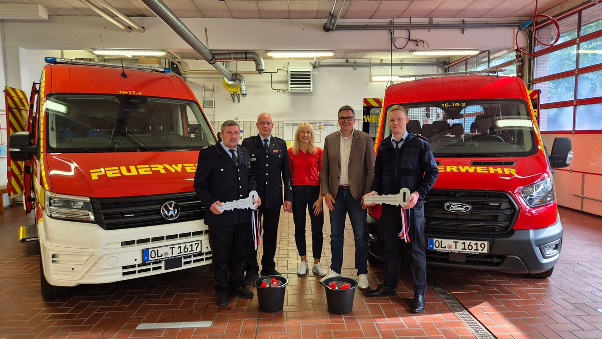 Fahrzeugübergabe an die Feuerwehr Hude im September 2026. Foto OTS Kreisfeuerwehr Landkreis Oldenburg. Personen auf Bild v.l.: OBM Heiko Zywina, GBM Jörg Schmidt, Verwaltungsmitarbeiterin Manuela Nickel, Bürgermeister Jörg Skatulla, stv. Gemeindejugendfeuerwehrwart Pascal Imholze
