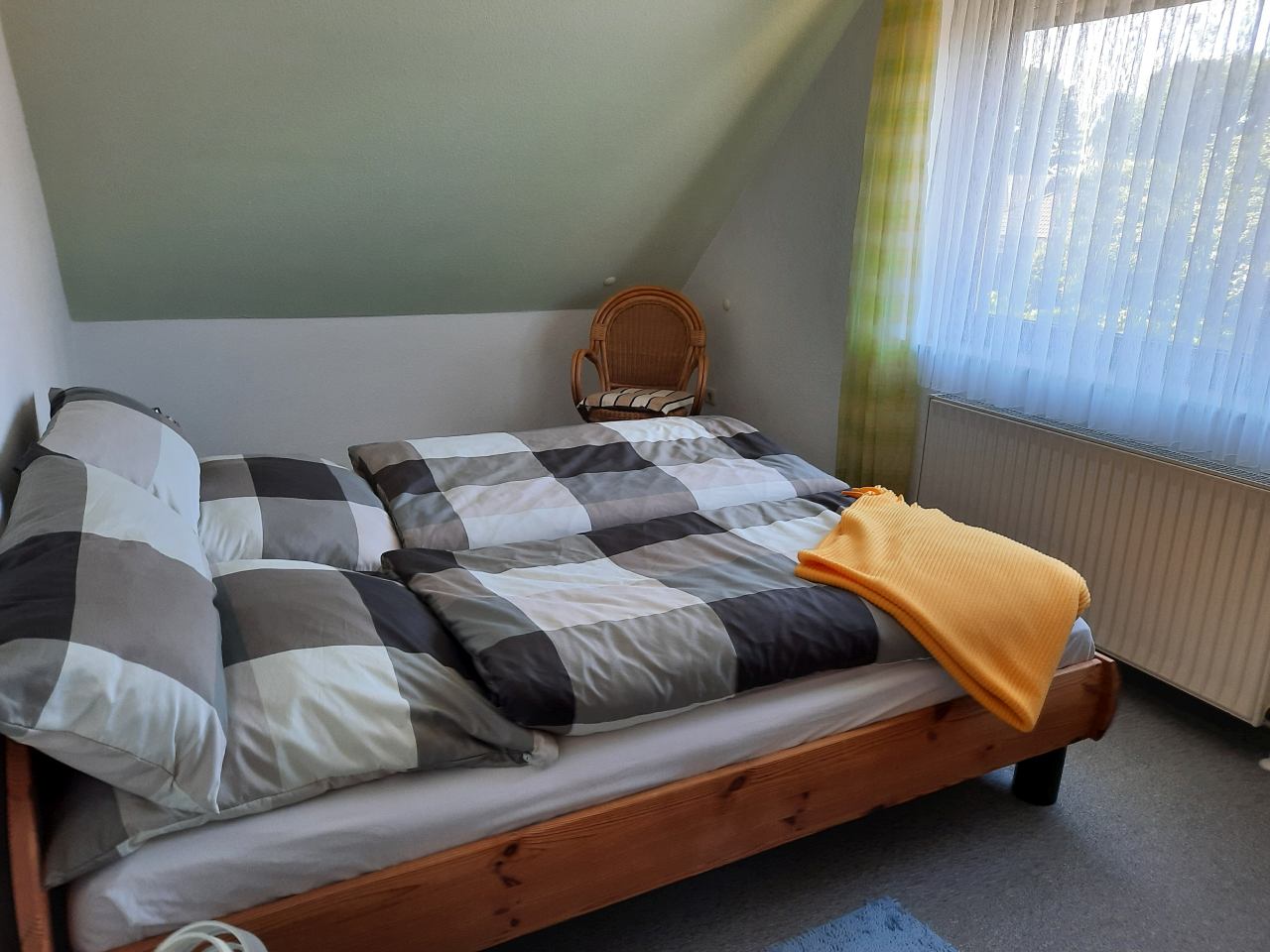 Schlafzimmer Ferienwohnung Oldenburg Hundsmühlen ☎ +49 (0) 441 508888 www.fewo-armutat.