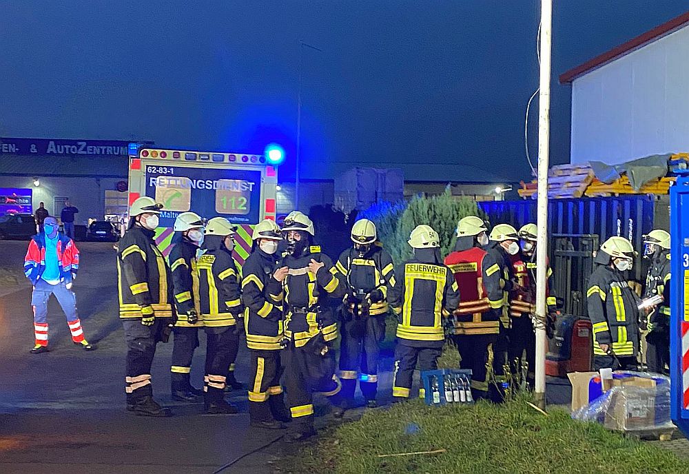 Feuerwehreinsatz in Sandkrug auf dem Frerichsgelände an der Paul Hug Straße. Foto Tom Kramer, Feuerwehr Hatten 12-2021