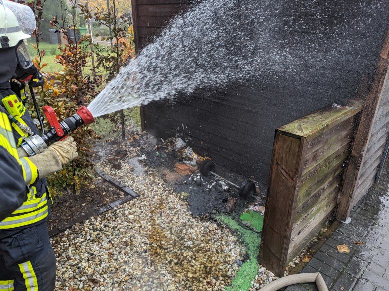 Die Feuerwehr Wardenburg bei Löscharbeiten am Westkamp in Hundsmühlen. 3 Mülltonnen brannten nieder. Foto: Jochen Brunßen www.feuerwehr-wardenburg.de