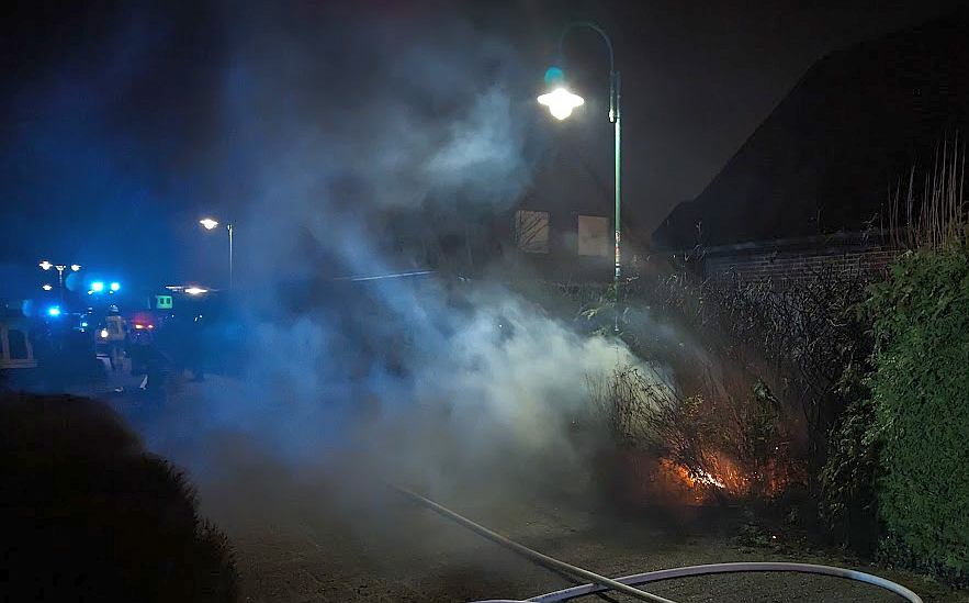 Feuer in der Neujahrsnach am Westerkamp in Wardenburg. Heckenbrand. Die Freiwillige Feuerwehr Wardenburg konnte ein Übergreifen auf ein Wohnhaus verhinder. Foto: Jochen Brunßen