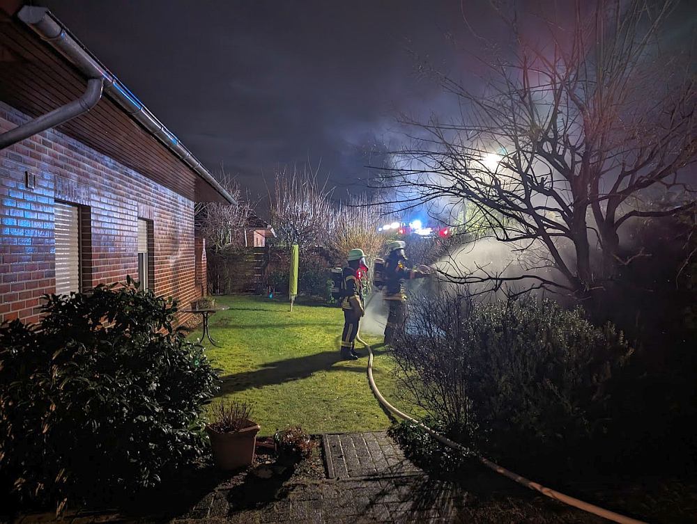 Feuer in der Neujahrsnach am Westerkamp in Wardenburg. Heckenbrand. Die Freiwillige Feuerwehr Wardenburg konnte ein Übergreifen auf ein Wohnhaus verhinder. Foto: Jochen Brunßen