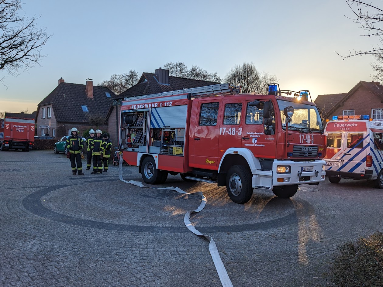 Feuerwehreinsatz am 7. Januar 2024 in der Ackerstraße Wardenburg nach Meldung eines Schornsteinbrandes. Foto: Jochen Brunßen Gemeindepressewart der Feuerwehr Wardenburg