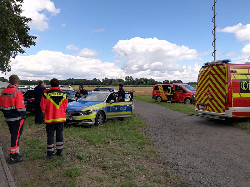 Großeinsatz in Hatterwüsting, Gemeinde Hatten im Landkreis Oldenburg nach gemeldetem Flugzeugabsturz. Foto: Timo Nirwing Ortspressewart Feuerwehr Sandkrug | Landkreis Kurier Zeitung Oldenburg online 