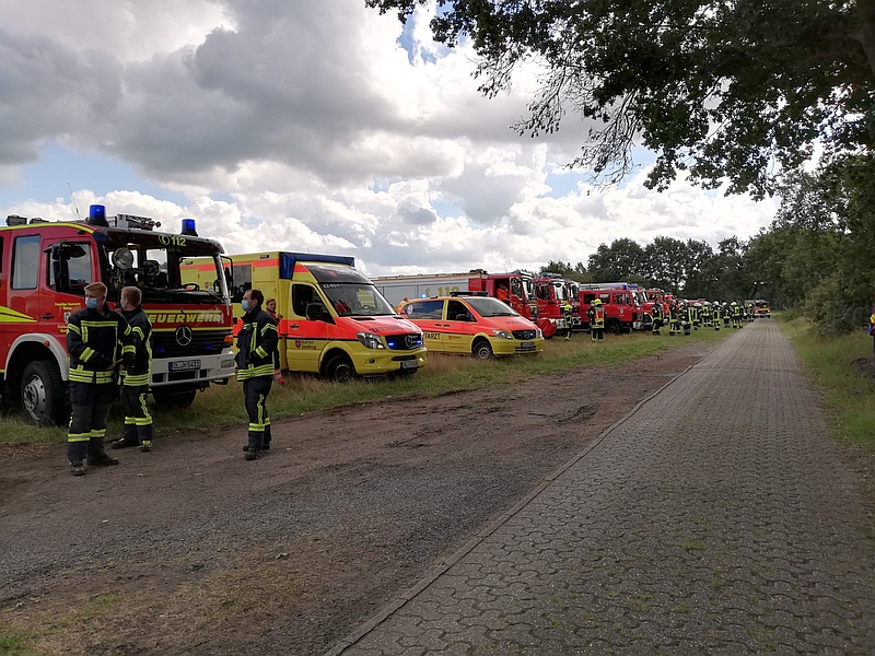 Großeinsatz von Feuerwehr, Rettung und Polizei in Hatterwüsting, Gemeinde Hatten im Landkreis Oldenburg nach gemeldetem Flugzeugabsturz. Foto: Timo Nirwing Ortspressewart Feuerwehr Sandkrug - Landkreis Kurier Onlinezeitung