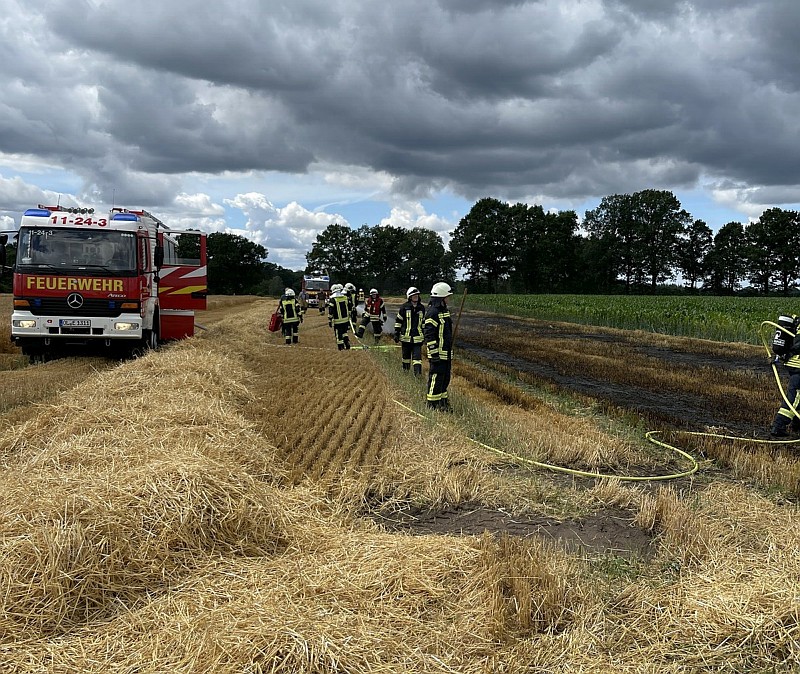 Flächenbrand bei Heuernte im Landkreis Oldenburg 6. Juli 2022. Die Feuerwehr löscht einen Flächenbrand am Traher Weg in Dötlingen. Foto: Freiwillige Feuerwehr Dötlingen Henning Müntinga Pressewart Ortsfeuerwehr Dötlingen