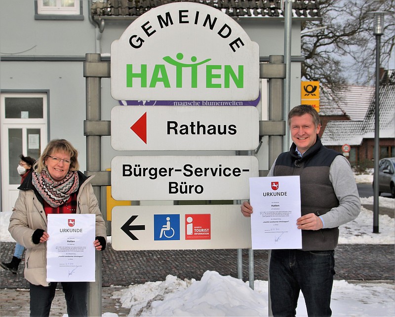 Marina Franz und Dr. Christian Pundt präsentieren die Urkunden zu Anerkennung der Orte Sandkrug und Kirchhatten als Erholungsorge. Foto: Gemeinde Hatten Marina Franz und Dr. Christian Pundt präsentieren die Urkunden zu Anerkennung der Orte Sandkrug und Kirchhatten als Erholungsorge. Foto: Gemeinde Hatten