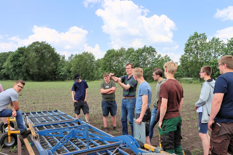 OOWV-Experte Dr. Johannes große Beilage zeigt den zukünftigen Landwirten die Striegel-Maschine. Foto: Carlo Dierßen OOWV