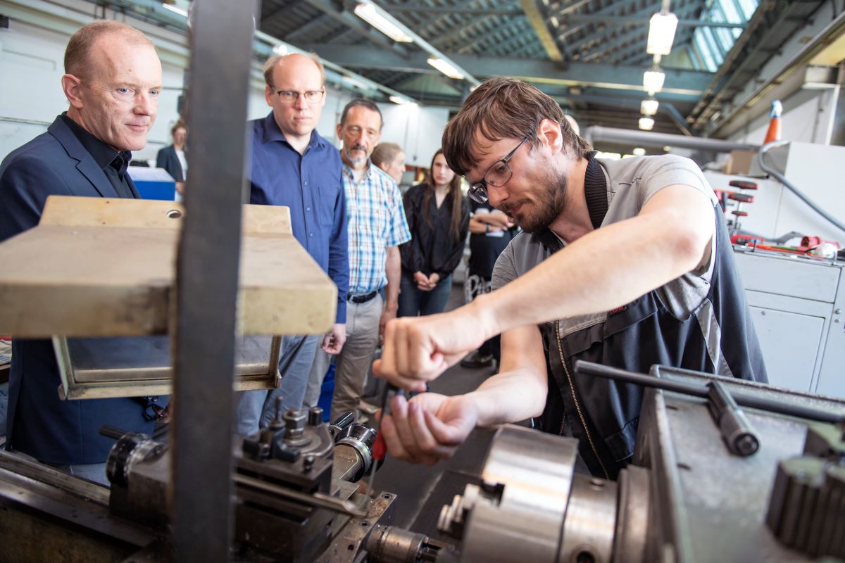  GWO-Schichtwechsler Marcel K. zeigt Jan Bembennek und Teilnehmenden von der Stadt Oldenburg die Metall-Werkstatt Foto Nika Kramer www.dorffotografin.de für GWO e.V.