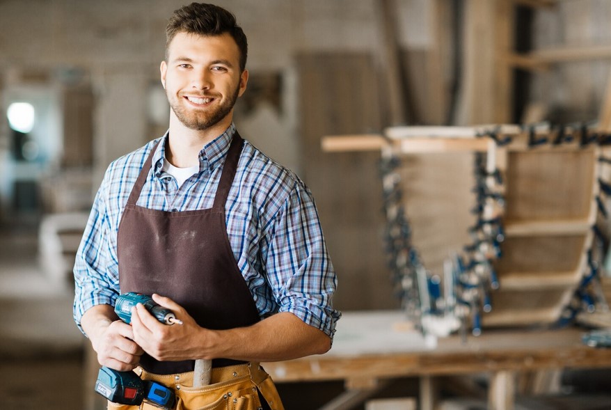 Hhandwerker_Magnific_smiling-craftsman-with-electric-drill_5401689