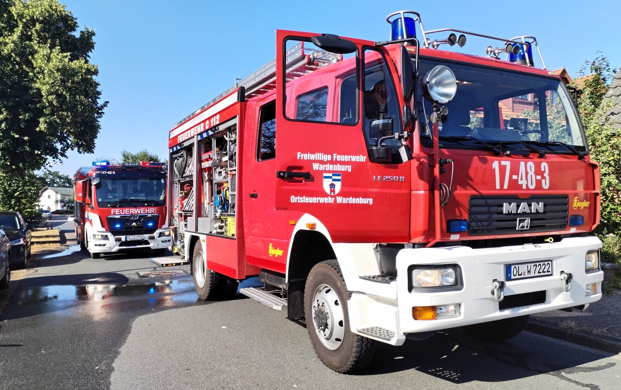 Die Feuerwehr Wardenburg im Einsatz am Schulweg zu einem Heckenbrand.  Foto Uta Grundmann-Abonyi www.landkreis-kurier.de