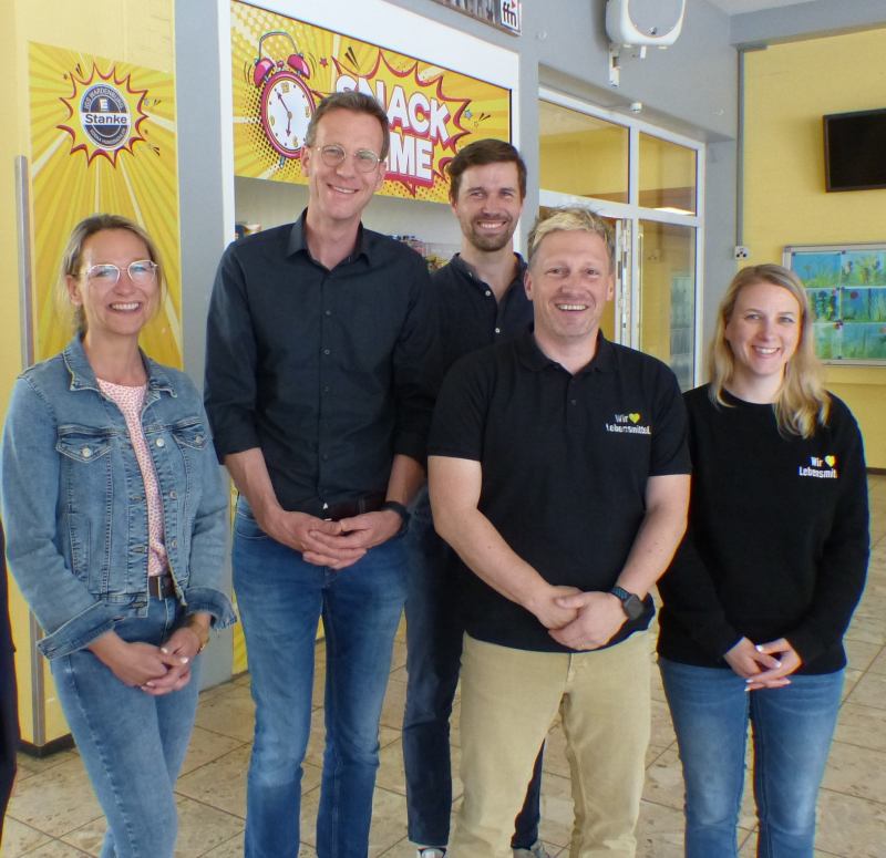 Die Mensa der IGS am Everkamp im Landkreis Oldenburg wird zukünftig von Claas + Susann Stanke (re.) bewirtschaftet. Foto: Haiko Mensing IGS Wardenburg. BU: Vor dem Kiosk der IGS am Everkamp (von links): Nicole Kornetzki von Landkreis, Schulleiter Carsten Kliegelhöfer, Koordinator Ralf von der Assen, Claas und Susann Stanke. 