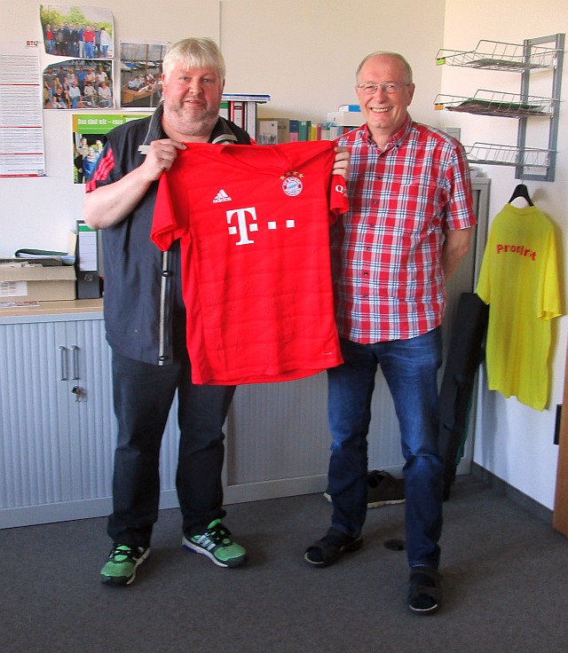 Manuel Kurtz aus Wardenburg ersteigert das signierte Trikot des Tipple-Siegers Bayern München für 250 Euro Foto: Jakkolo Horst Köster