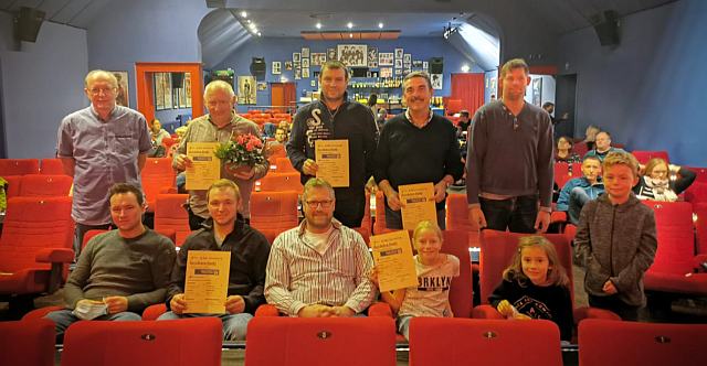 Jakkolo Abschlussveranstaltung Lili-Servicekino Wildeshausen. Auf dem Foto v.l.stehend: Veranstalter Horst Köster, Heinz Rigbers, Geschäftsführer Lili-Servicekino, Fabian Oltmanns, Helmut Diekmann, Andre von Seggern. Sitzend von links: Jannik u. Frerk Haverkamp, Frank, u. Ina Tönjes, Freya Böger, Bent Schröder 