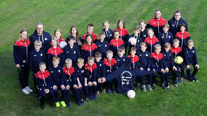 Freuen sich über neue Trainingsbekleidung dank Sponsoring durch fünf Firmen aus der Gemeinde Wardenburg und aus Huntlosen, Gemeinde Großenkneten: Die Sporter:innen der Spielgemeinschaft Litttel Benthullen. Foto: Kora Heissenberg BSV Benthullen www.bsv-benthullen-harbern.de